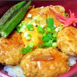 真ん中に黄身を添えて豆腐入りヘルシーつくね丼